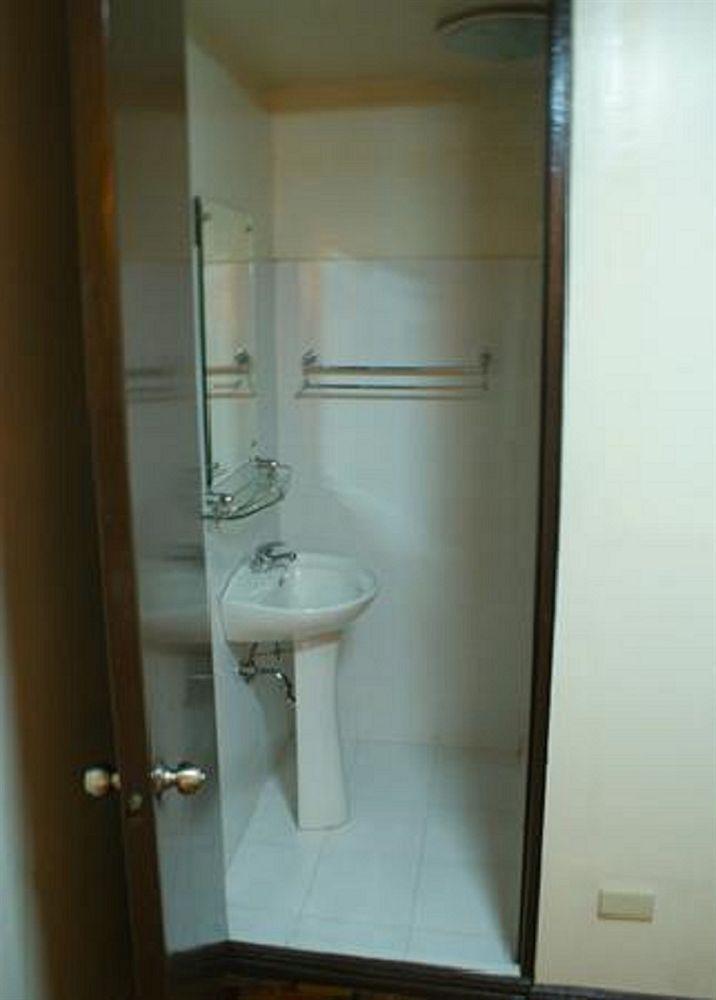 El Rico Suite Makati By Reddoorz Makati City Eksteriør bilde